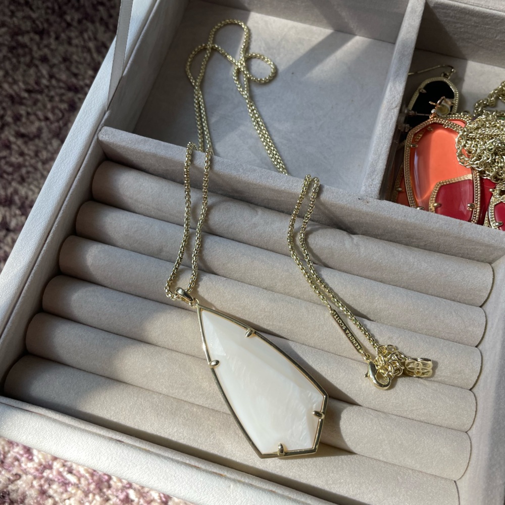 Kendra Scott necklace